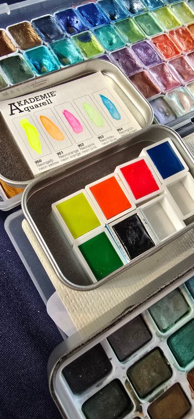 Aquarellfarbe Schmincke Aquarellfarben in einem Behälter mit verschiedenen leuchtenden Farbtönen.