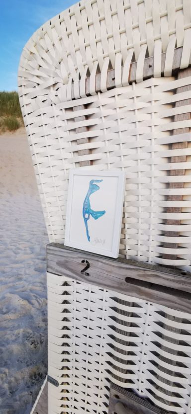 Insel Sylt Aquarell Ein blauer Fisch auf einem kleinen Schild an einem Strandkorb.
