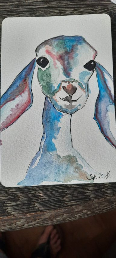Bunte Ziege Aquarell Farbenfrohe Illustration eines Ziegenkopfes mit großen Augen und langen Ohren.