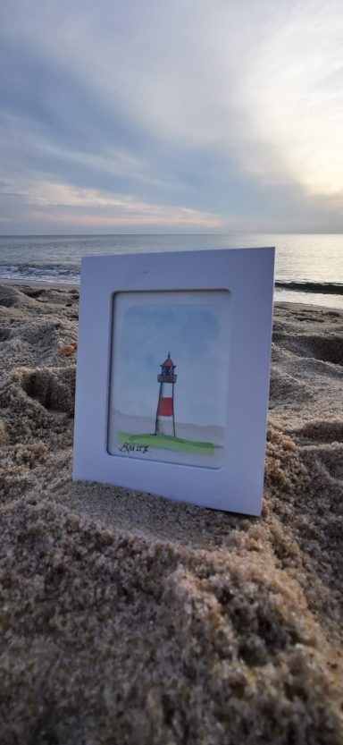 Leuchtturm List Querformatige Zeichnung eines Leuchtturms im Sand am Strand.